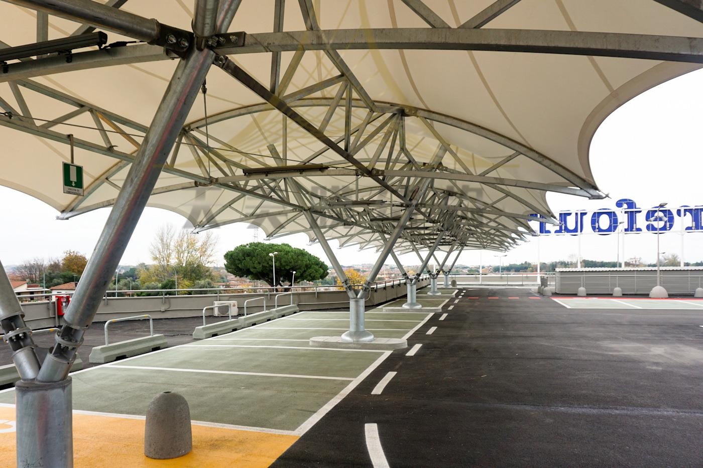 膜結(jié)構(gòu)車棚 膜結(jié)構(gòu)車棚